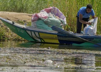 Egypte : Les pêcheurs du Nil gagnent plus en attrapant du plastique que des poissons
