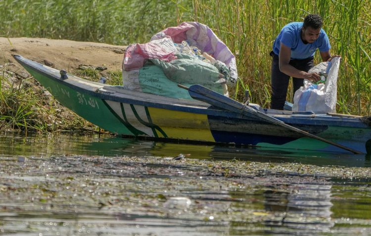 Egypte : Les pêcheurs du Nil gagnent plus en attrapant du plastique que des poissons