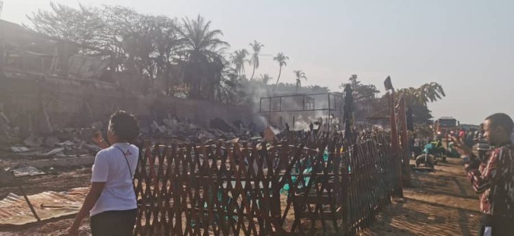 Incendie meurtrier à la plage de Rogbané : une victime et d’importants dégâts matériels
